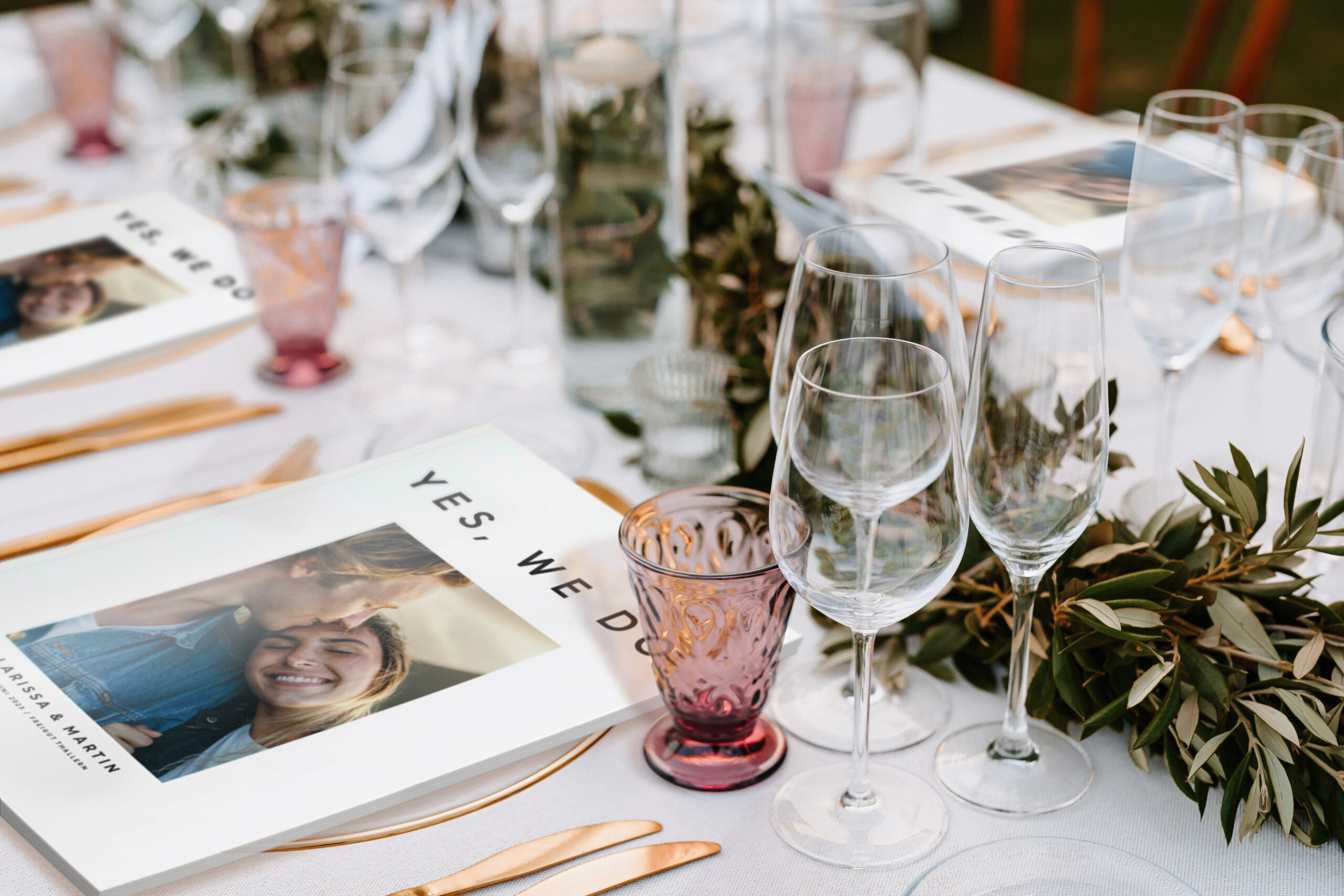 Brautpaare begeistern ihre Hochzeitsgäste mit individuellen Hochzeitsmagazinen