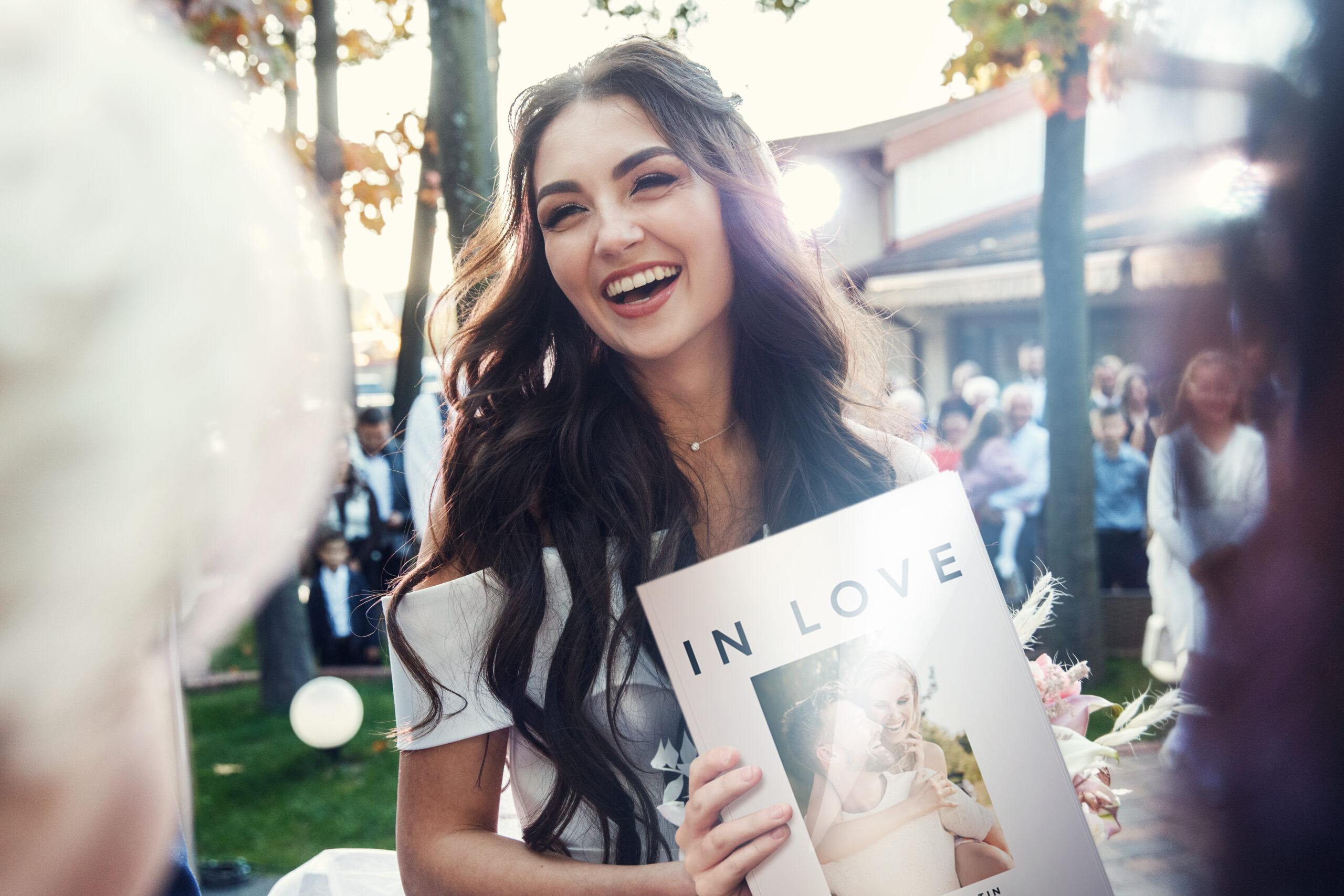 Hochzeitszeitung als Geschenk für das Brautpaar. Komplett von Profis gestaltet - kein Selbermachen!