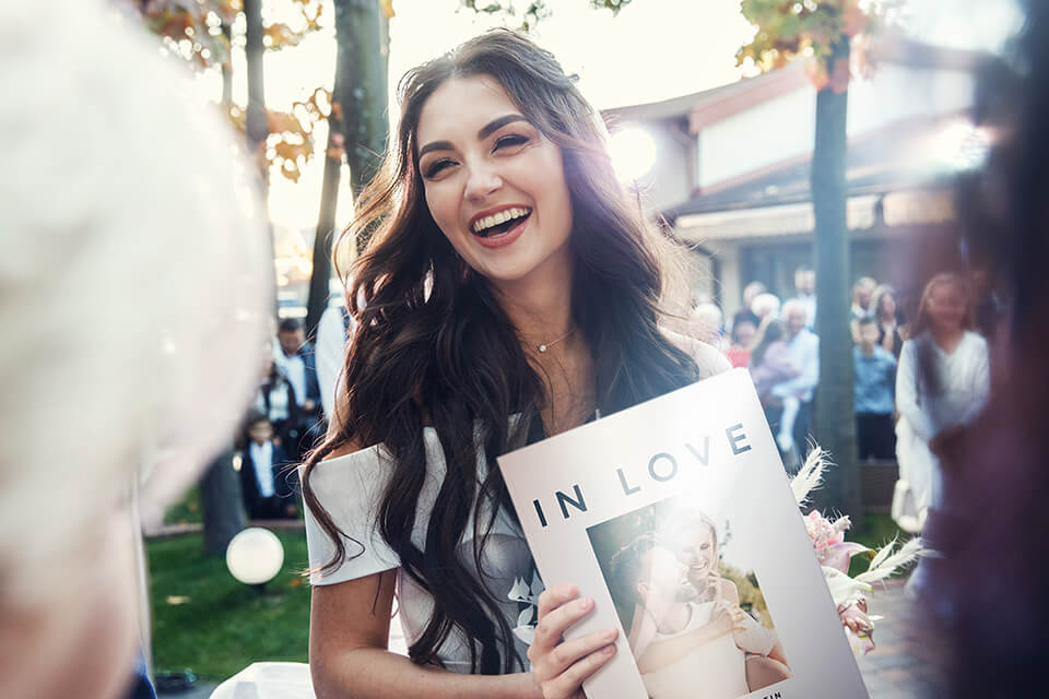 Das Brautpaar mit einem individuellen Hochzeitsmagazin beschenken